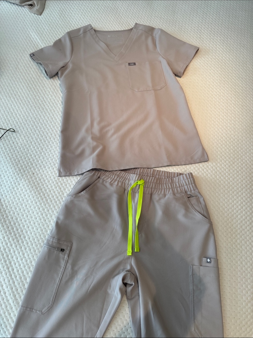 Figs Woman Cargo Scrub Shorts in Taupe with Neon Yellow Drawstring- never worn